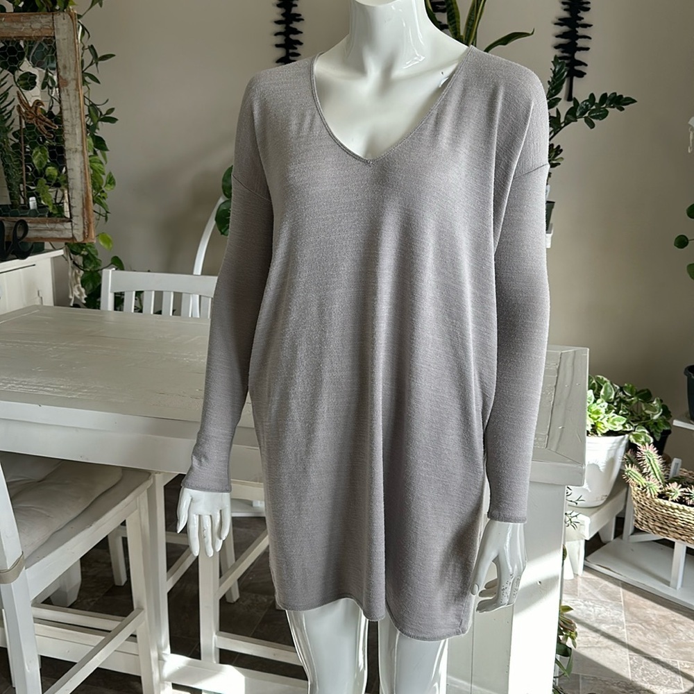 Wilfred free Aritzia, long sleeve T-shirt, dress gray V-neck size XS